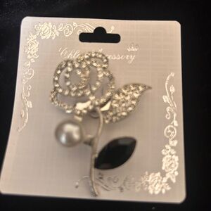 Elegant rose brooch with black pedal (Silver tone)